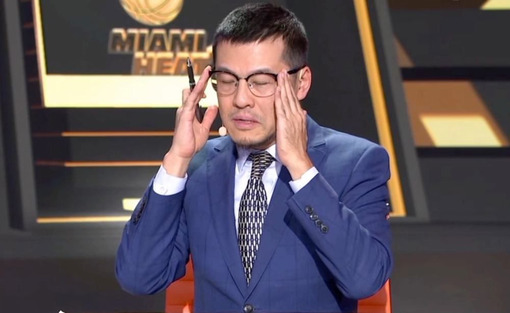 今晚能复出吗？季孟年晒周琦训练照：膝盖未佩戴护具今晚19:35，广东主场迎战广厦，届时将举行易建联球衣退役仪式。